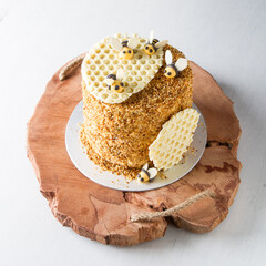 honey cake with chocolate honeycomb - 725426464