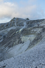 日本　秋田県湯沢市の川原毛地獄の灰白色の溶岩に覆われた山肌と地獄のような荒涼な景色