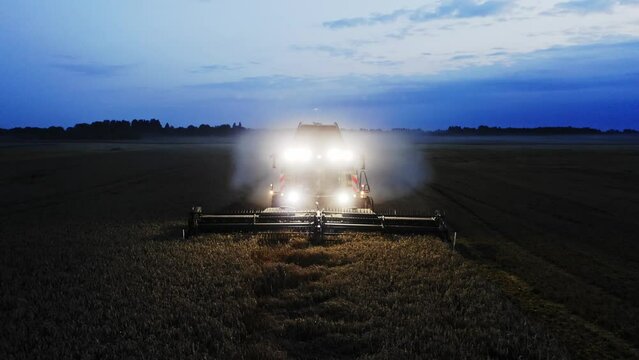 Combine harvester night harvesting