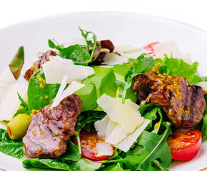 Green salad with beef, arugula and cherry tomatoes