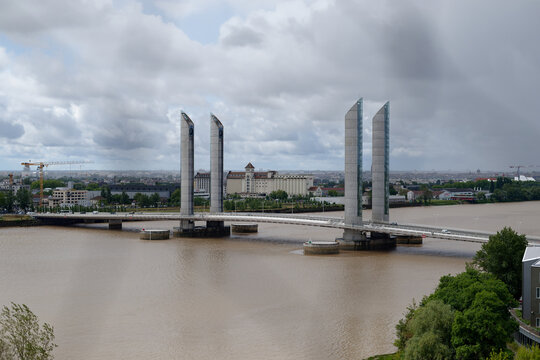 Vue de la Garonne en hauteur &agrave; Bordeaux, avec le c&eacute;l&egrave;bre pont Chaban Delmas.