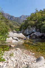 Wasserlandschaft am Fluss Porto, Bergmassiv im Hintergrund, Golf von Porto, Korsika, Frankreich