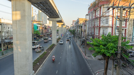 Fototapeta na wymiar 23 December 2023 in Bangkok, Thailand There are 2 types of road travel: both above ground and 2 electric train routes that are used together. There are many cars running on the road.