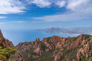 Blick über die abendliche Felsenlandschaft der Calanche auf Höhe von Porto, Korsika, Frankreich