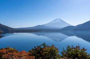 紅葉の本栖湖に映える富士山