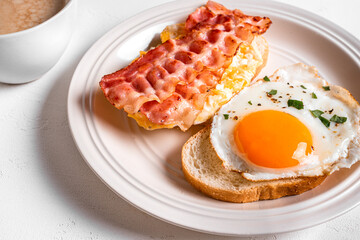 Breakfast sandwiches with fried egg, bacon and scrumble