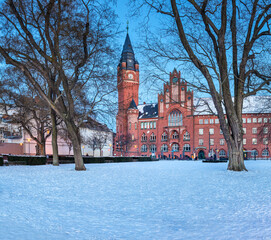 Berlin im Winter - Rathaus Köpenick, Winterwetter mit Schnee, blaue Stunde im Berliner Bezirk Koepenick