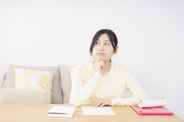 自宅で勉強をする若い女性