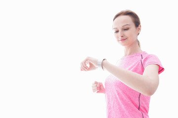 スマートウォッチを確認するスポーツウェアを着た若い女性