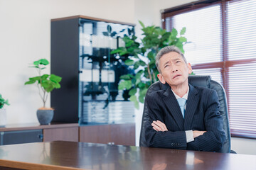業績不振に頭を抱える経営者の男性