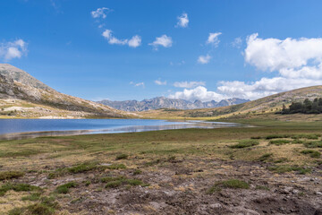 Blick über den Lac de Nino mit der Berglandschaft von Restonica im Hintergrund, Korsika, Frankreich