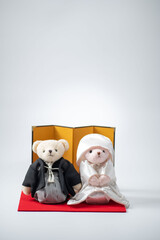 白無垢を着たクマのぬいぐるみ