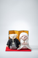 白無垢を着たクマのぬいぐるみ