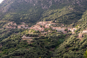 Fototapeta na wymiar Blick auf das Bergdorf Ota unterhalb der Crete de Pinza, Korsika, Frankreich