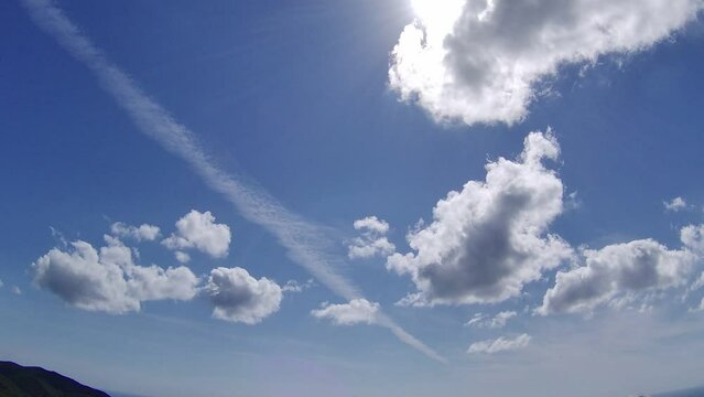 流れる雲から垣間見える太陽