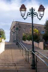 Treppenaufgang mit historischer Laterne in der korsischen Hafenstadt Propriano