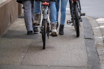 Gehwegszene mit Fahrrad und Fußgängern in Winterkleidung