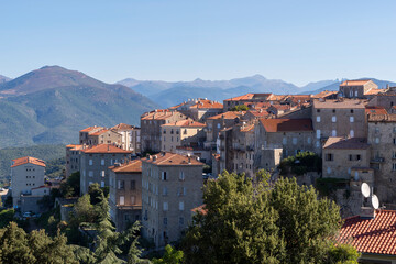 Blick über die korsische Stadt Sartène mit den Bergen im Hintergrund, Korsika, Frankreich - obrazy, fototapety, plakaty