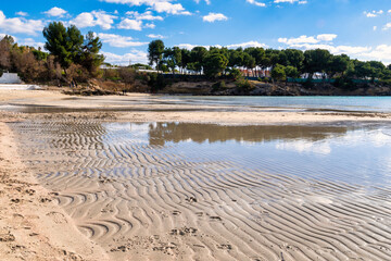 Taranto, spiaggia con la bassa marea -  Puglia, Salento, Italia