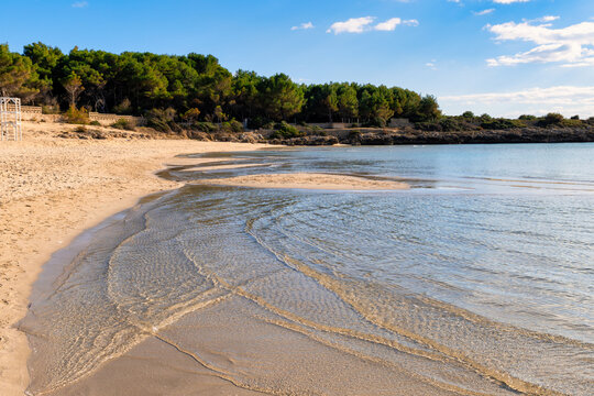 la spiaggia di marina di pulsano durante la bassa marea - Salento, Taranto, Puglia, Italia