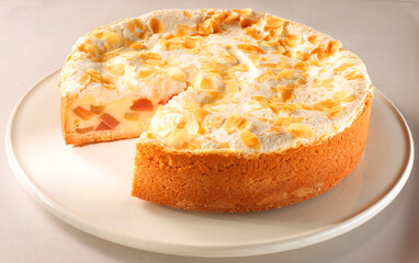 Erdbeer Rhabarbertorte, Baisertorte, Obsttorte, isoliert, Kuchen,