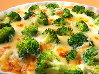 Brokkoli-Gratin, Gemüseauflauf, Gratin, Käse überbacken, close up,