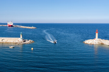Motorboot fährt in den Hafen von Bastia ein, Korsika, Frankreich