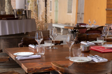 Gedeckter Tisch im Außenbereich eines Restaurants, Bastia, Korsika, Frankreich