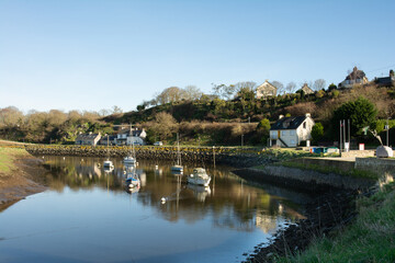 Obraz premium Le joli petit port de Goas Vilinic à Pontrieux en Bretagne - France