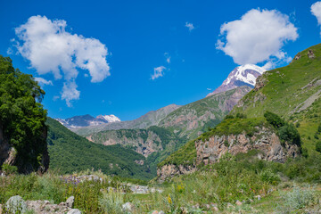 Fototapeta premium Dreamy Utopia: Green Mountains and Boundless Blue