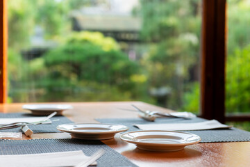 庭の緑が見えるレストラン、テーブルセッティング