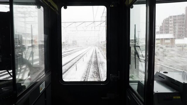 通勤電車の車窓から見た大雪の線路の風景