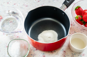 鍋に入れたアガーと食材