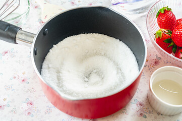 鍋で混ぜ合わせたアガーと砂糖