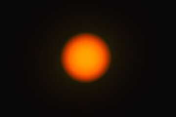 Tarcza słoneczna sfotografowana z użyciem teleobiektywu. W wyniku zastosowania filtra optycznego uzyskano ciepłą barwę tarczy słonecznej jednocześnie zastosowano efekt rozmycia.
