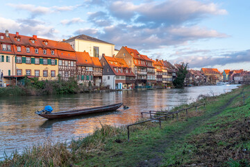 Abendliche Ansicht von Klein Venedig mit der Regnitz und einem alten Fischer Kahn im Vordergrund, Bamberg, Deutschland