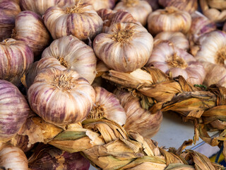 Composici&oacute;n con cabezas de ajos