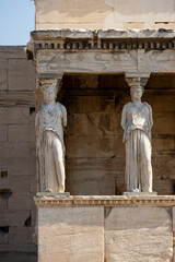 Obraz premium Loggia delle Cariatidi nell'Acropoli di Atene, Grecia. Zoom sulle cariatidi