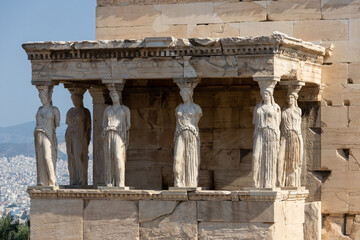 Obraz premium Loggia delle Cariatidi nell'Acropoli di Atene, Grecia. Zoom sulle cariatidi