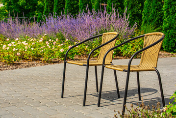 two empty waiting chairs against the background of heather - obrazy, fototapety, plakaty