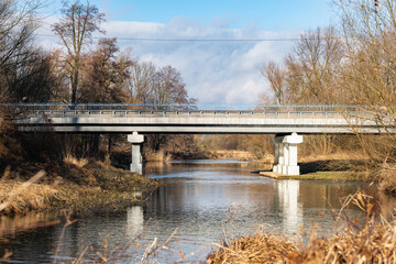 Most Drogowy nad Rzeką w Świetle Dnia - obrazy, fototapety, plakaty