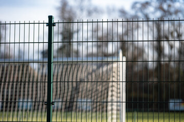 Ogrodzenie Siatkowe z Rozmytym Tłem Krajobrazu boiska piłkarskiego z bramką