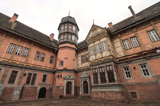 Kleinod der Weserrenaissance; Schloss Bevern, Innenhof mit Turm und Utlucht