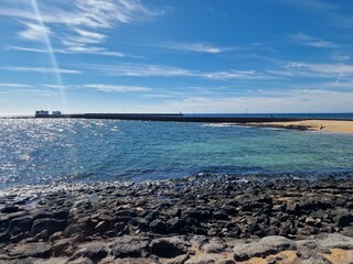 Obraz premium Walking the Arrecife, Lanzarote seaside promenade offers a blend of coastal charm and Canarian architecture.