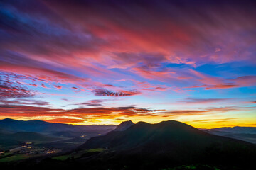 Obraz premium Sunset over the silhouetted Mountains, sunrise