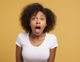 Photo portrait of impressed young african american woman