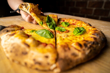 pizza italiana recien saca del horno