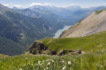 Fototapeta na wymiar vue depuis le plateau d'Emparis sur la vallée du Ferrand et le lac de Chambon dans les Alpes de l'Isère en été