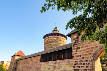 Stadtbefestigung der Altstadt von Nürnberg, Deutschland - Stadtmauer mit Spittlertorturm und Spittlertor