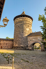 Stadtbefestigung der Altstadt von Nürnberg, Deutschland - Spittlertorturm mit Waffenhof und Spittlertorzwinger